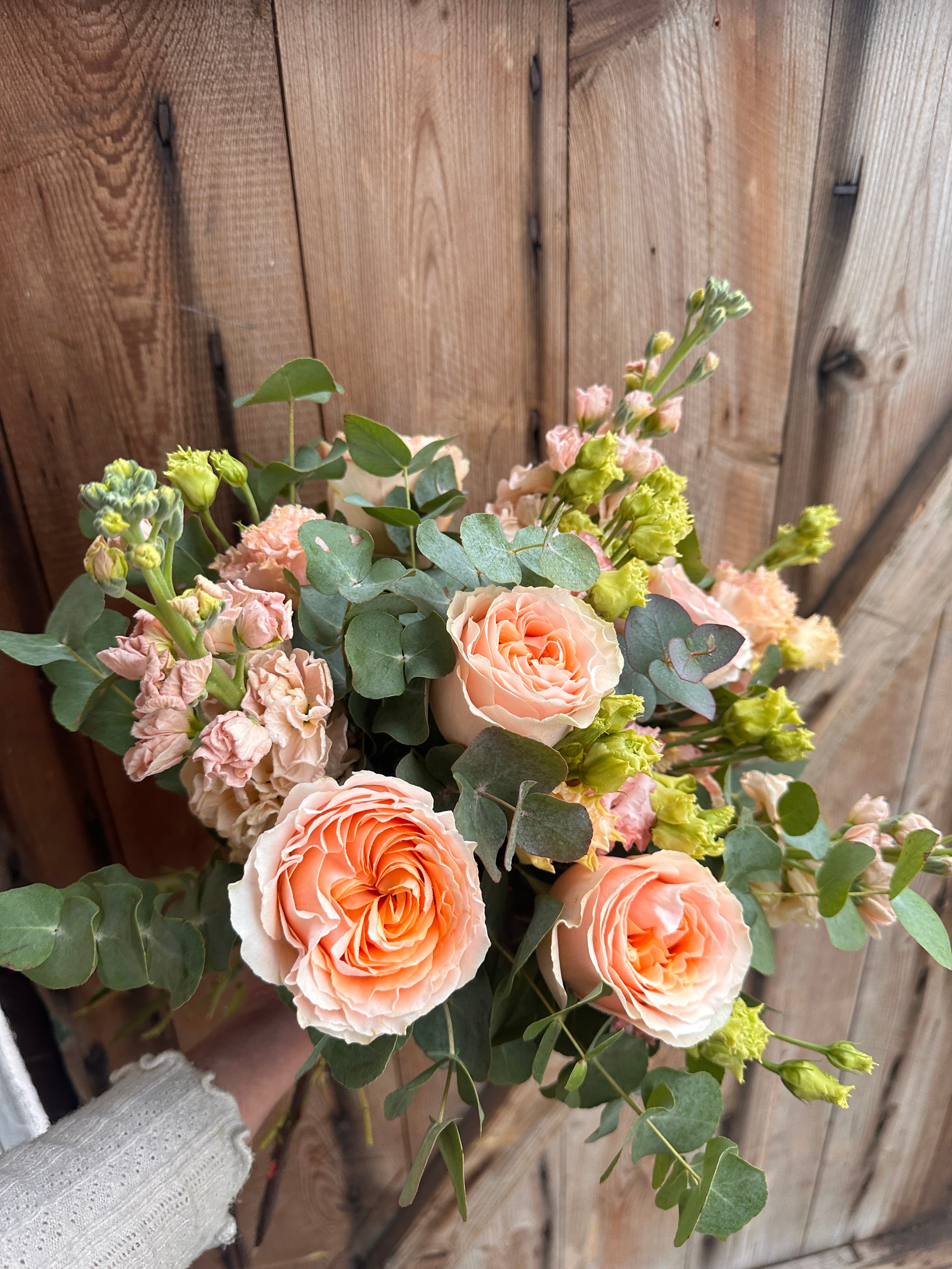 Solig mamma – morsdagsbukett 649 kr – Flora by Susanna