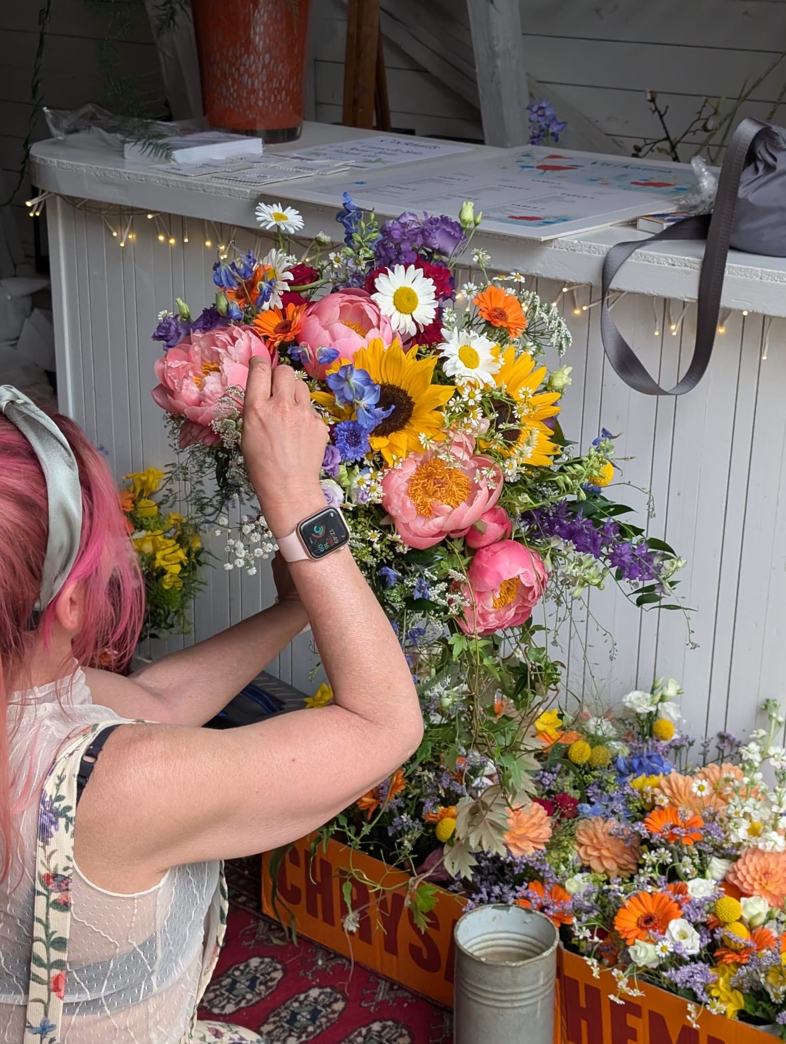 Susanna arrangerar bröllopsblommor