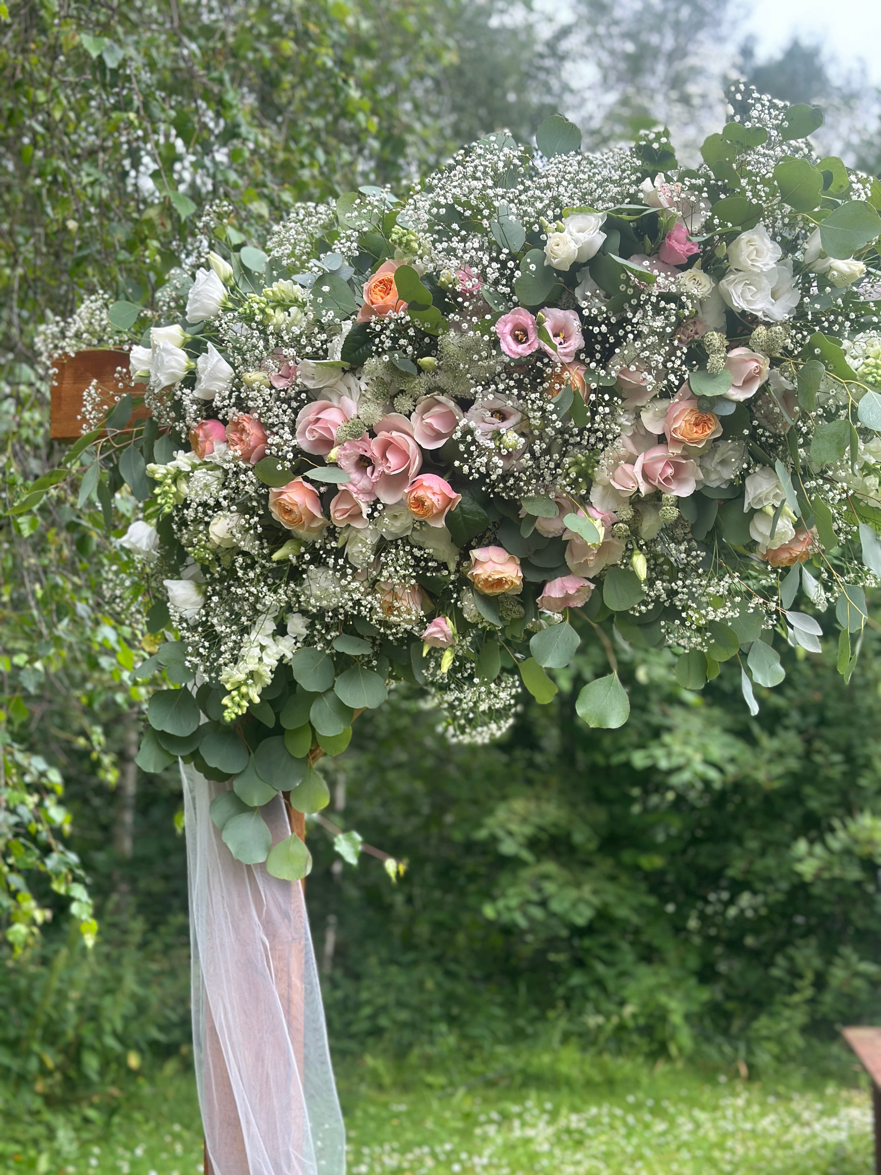 Bröllopsbåge med blomsterdekor