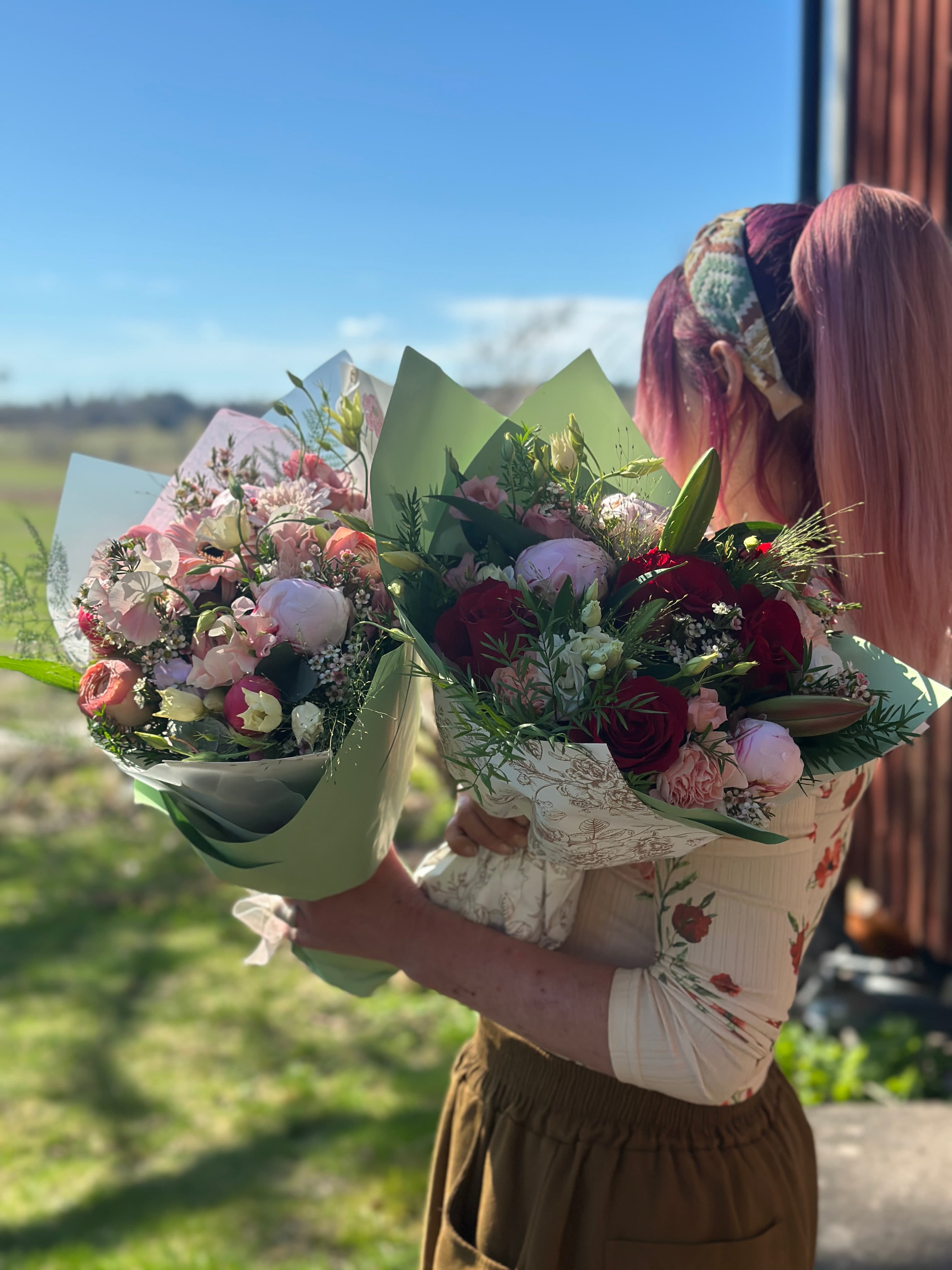Susanna binder morsdagsbuketter för hand i sin blomsterstudio i Brottby