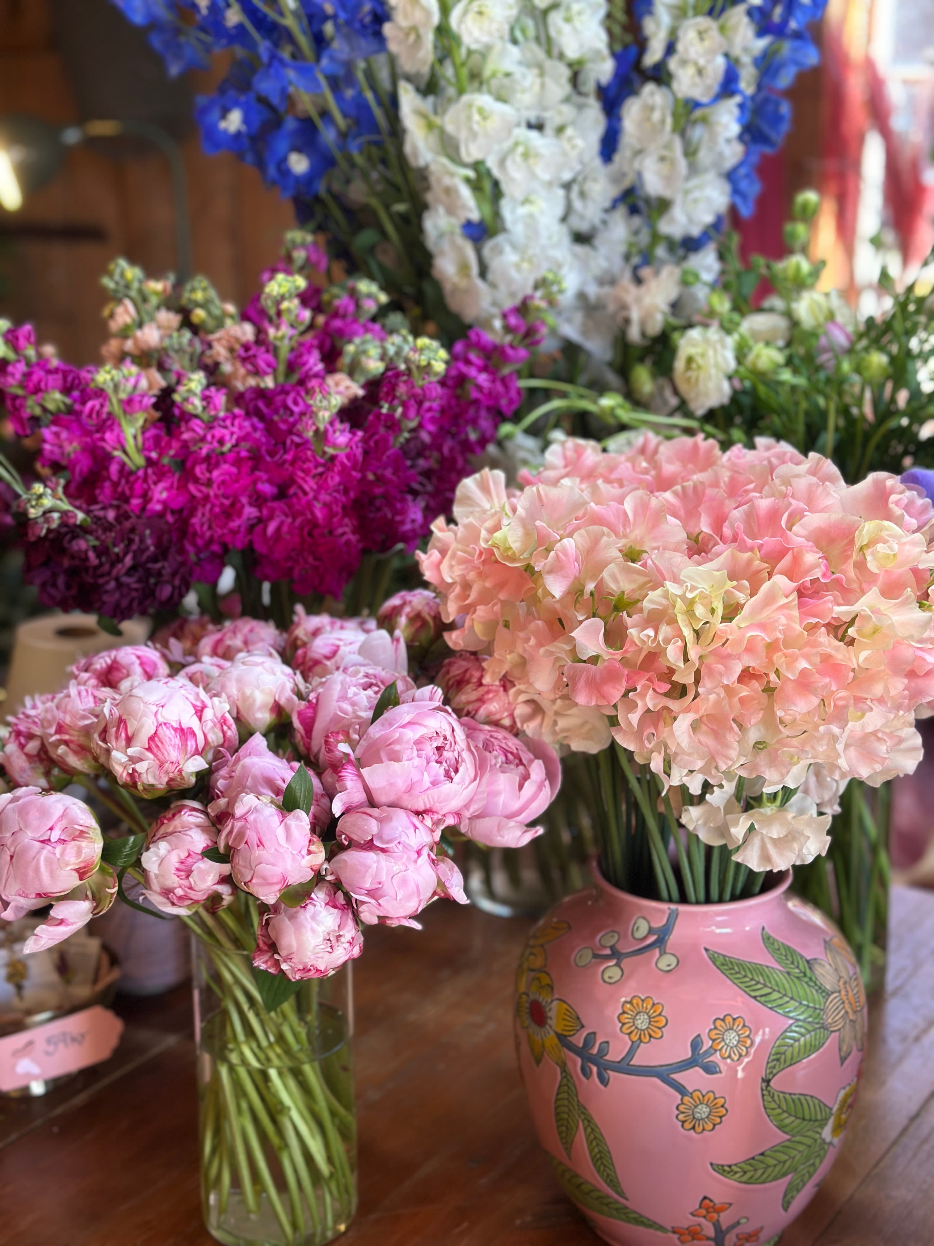 Handbundna morsdagsbuketter av Flora by Susanna i Brottby Stockholm